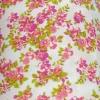 Tela de microfibra con estampado de flores rosas y hojas verdes sobre fondo blanco