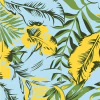 Lona estampada con diseño de hojas verdes y flores amarillas sobre fondo celeste