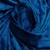 Tela de terciopelo chifón azul marino, con textura suave y brillante, enrollada en forma de pliegues.