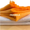 Varias telas de franela apiladas, destacándose una de color naranja en la parte superior.
