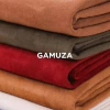 Telas de gamuza en diferentes colores apiladas: marrón, verde, rojo y beige.