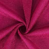 Tela Lurex de color fucsia con brillo, mostrando su textura enrollada.