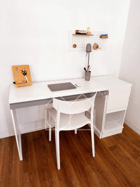 Escritorio Recto Mar con Cajón Gris + Módulo Columna Prof con Cajones y Zócalo