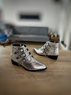 Bota Oporto plateado con pelo animal print plata - tienda online