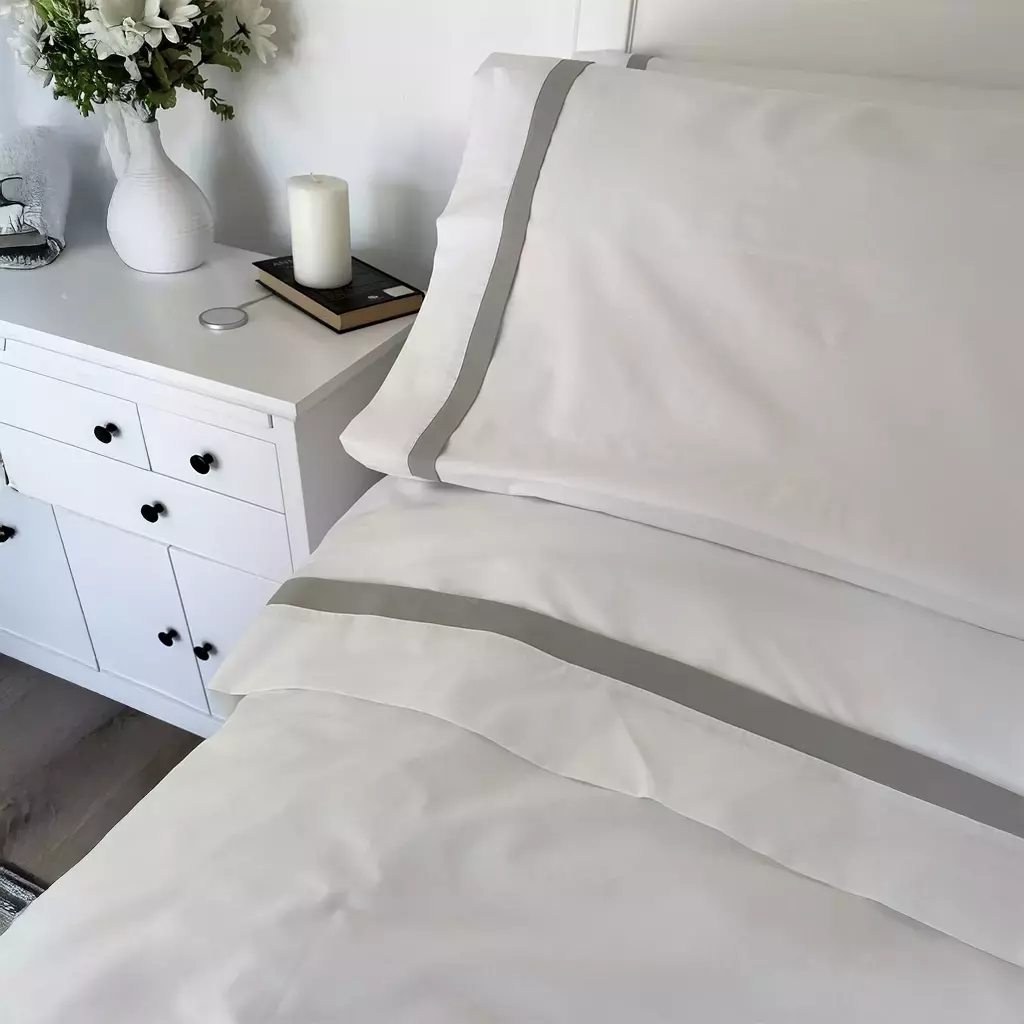 Sábanas " TRINIDAD " con faldón gris