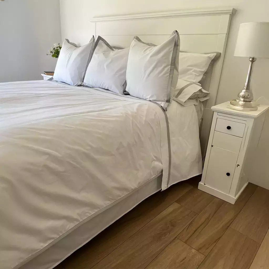 Sábanas " TRINIDAD " con faldón gris