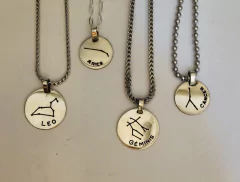 Dije Constelaciones SIGNOS chico en internet