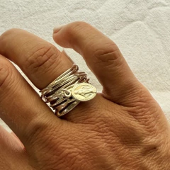 Anillo NIDO con dije colgando