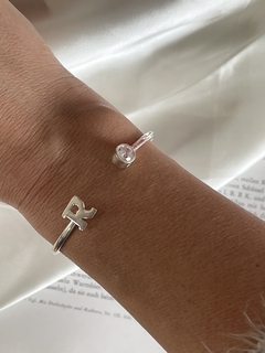 Pulsera abierta con Cubic y Letra - tienda online