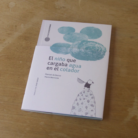 El niño que cargaba agua en el colador