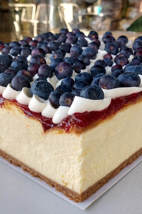 CHEESECAKE CLÁSICO CON FRUTOS ROJOS Y CREMA CHANTILLÍ - comprar online