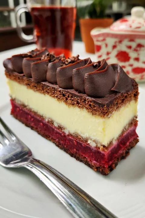 LINGOTE DE CHOCOLATE BLANCO Y MOUSSE DE FRAMBUESAS