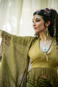 TOP CON FLECOS OLIVA - comprar online