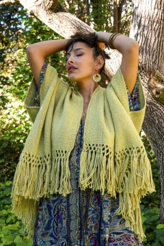 RUANA CORTA verde con flecos - comprar online