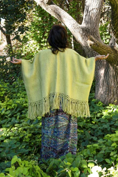 RUANA CORTA verde con flecos en internet