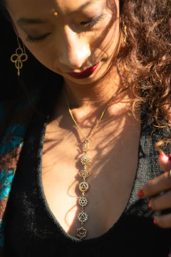 COLLAR 7 CHAKRAS DORADO en internet