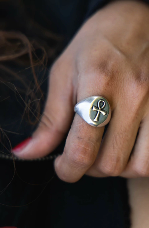 ANILLO LLAVE DE ANKH PLATEADO - comprar online