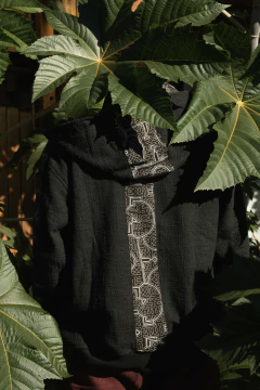CAMPERA TRAMA SHIPIBO NEGRA en internet