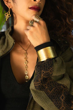 BRASALETE HATHOR DORAD0 en internet