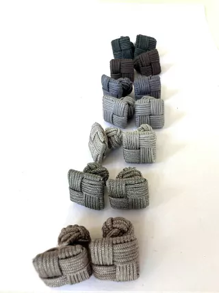 SILK SQUARE CUFF - ESCALA GRISES
