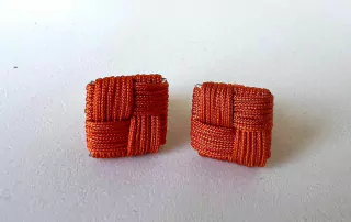 SILK SQUARE CUFF - ESCALAS ROJOS