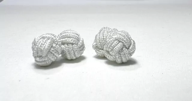 NUDOS DE SEDA - ESCALAS GRISES