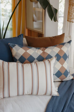 Almohadón Sorrento rombos azul, marrón y celeste - El Mercado, muebles y objetos