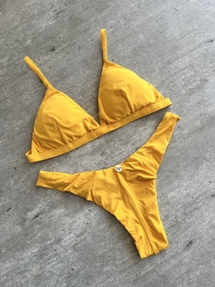 Biquíni Amarelo Ouro na internet