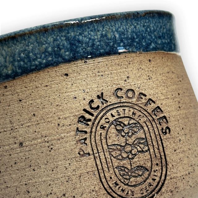 Xícara cerâmica especial Patrick Coffees com alça - Patrick Coffees
