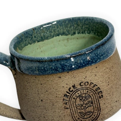 Xícara cerâmica especial Patrick Coffees com alça - loja online
