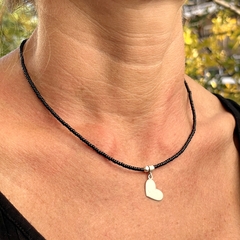 Collar Corto Mono > Mostacilla Checa Negra C/Dije Amor