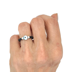 Anillo Elastizado Mostacilla Checa Negra con Ojo Turco Celeste - Protección y Estilo - comprar online