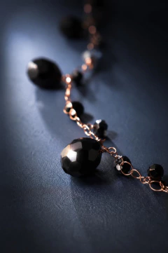 Art. 2201 Collar Cécile negro gold – Cristal de roca tejido a mano. en internet