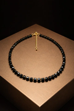 Art. 2402 Collar cubos cristale laminado en oro color negro.