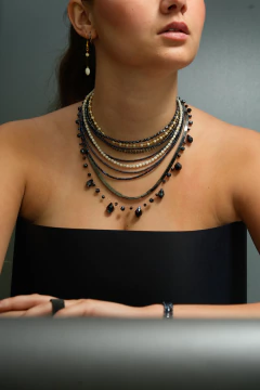 Art.2502 Collar con piezas rectangulares de piedras hematite color azulino y dije hoja. - comprar online