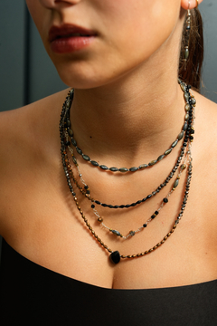 Art. 2401 Collar laminado en plata MIX, color negro, cristal y bronce. - comprar online