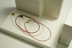 Art. 2409 Collar JACKIE simple color vino . Producto PREMIUM laminado en ORO. en internet