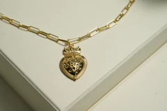 Collar con dije de corazón dorado laminado en oro.
