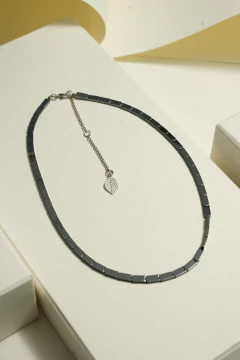 Art.2502 Collar con piezas rectangulares de piedras hematite color azulino y dije hoja. en internet