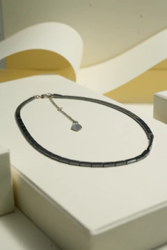 Art.2502 Collar con piezas rectangulares de piedras hematite color azulino y dije hoja. - comprar online