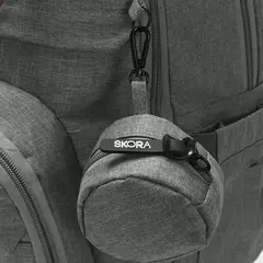 MOCHILA MATERNAL GRIS CON CAMBIADOR Y PORTACHUPETE. SKORA