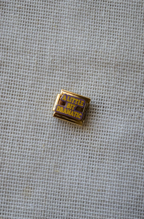 Charm A little bit dramatic - comprar online