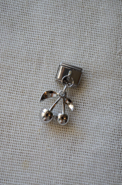 Charm Silver cherry - comprar online