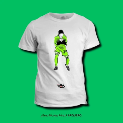 Remera blanca con ilustración de Enzo Pérez como arquero número 24, diseño exclusivo Revista 1986, edición limitada River Plate
