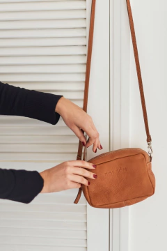 BANDOLERA NORMI CARAMELO - Bolsón