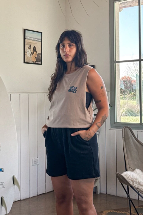 MUSCULOSA CUT OUT OF OFFICE