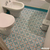 Vinilo para piso en rollo verde con detalles blancos