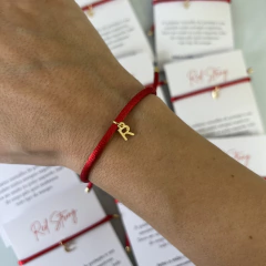 Pulseira Vermelha Inicial Letrinhas Banhada a Ouro 18k - Amica Mia