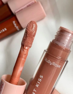 Gloss labial Ruby Rose Radiant Kiss en tono nude con aplicador esponjoso y textura cremosa