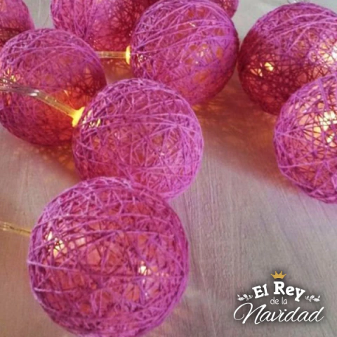 Guirnalda de Bolas de Hilo Violetas con Led Blanco Calido a pilas